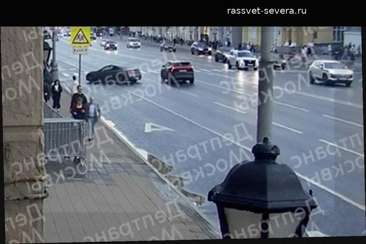 Три человека пострадали в результате наезда автомобиля на остановку в Москве