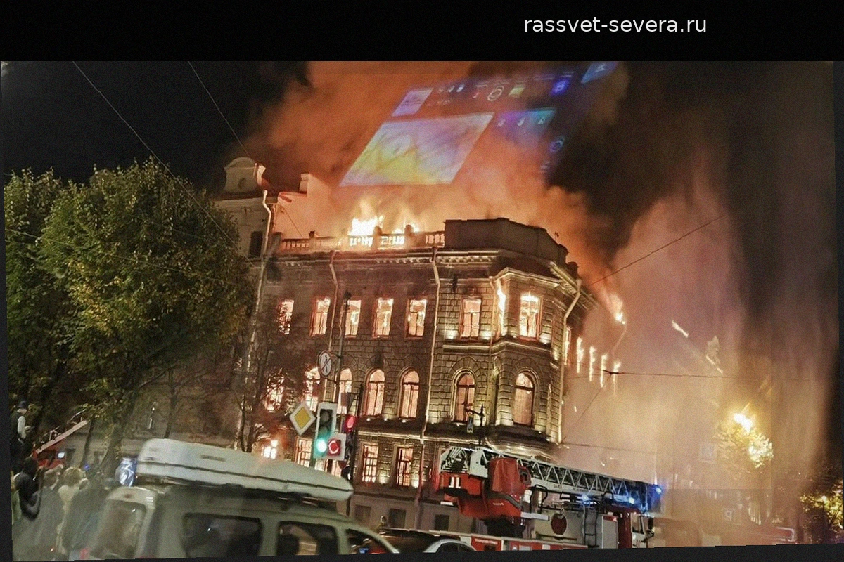 На Исаакиевской площади в центре Петербурга загорелся жилой дом