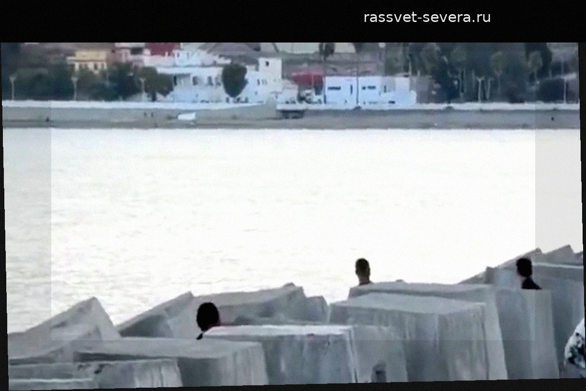 Мигранты в порту Сеуты справляют нужду в море из-за сломанных туалетов