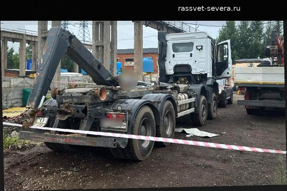 Трагический инцидент в Москве: рабочий погиб под упавшей гидравлической стрелой