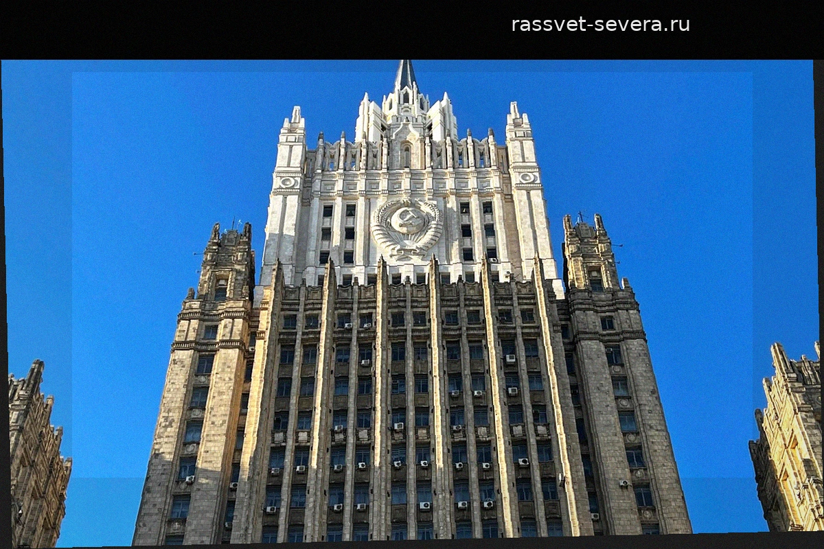 МИД России вызвал посла Дании из-за опасных маневров вертолета над корветом