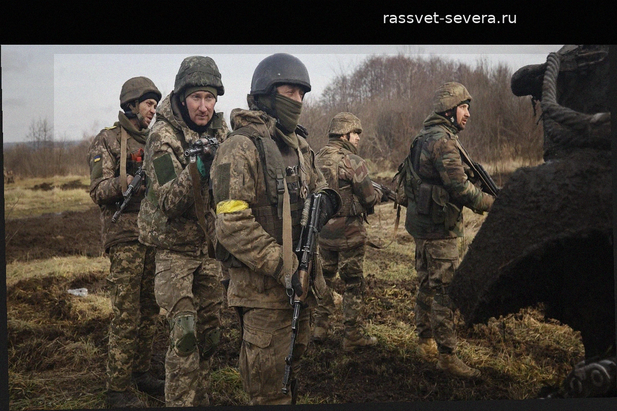 Украинских мобилизованных отвозят на фронт в наручниках, сообщили силовики