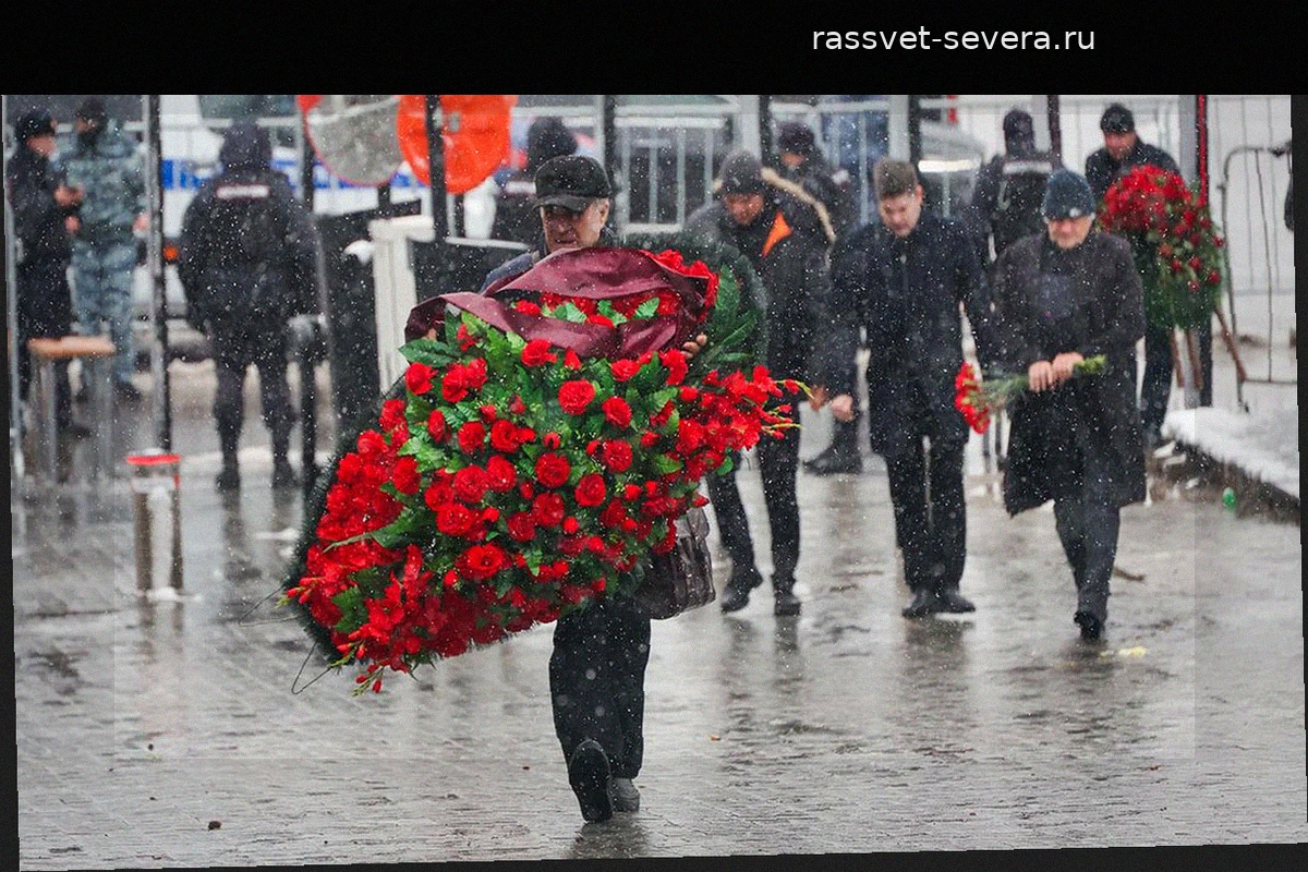 В Москве проходит церемония прощания с телеведущим Алексеем Пимановым